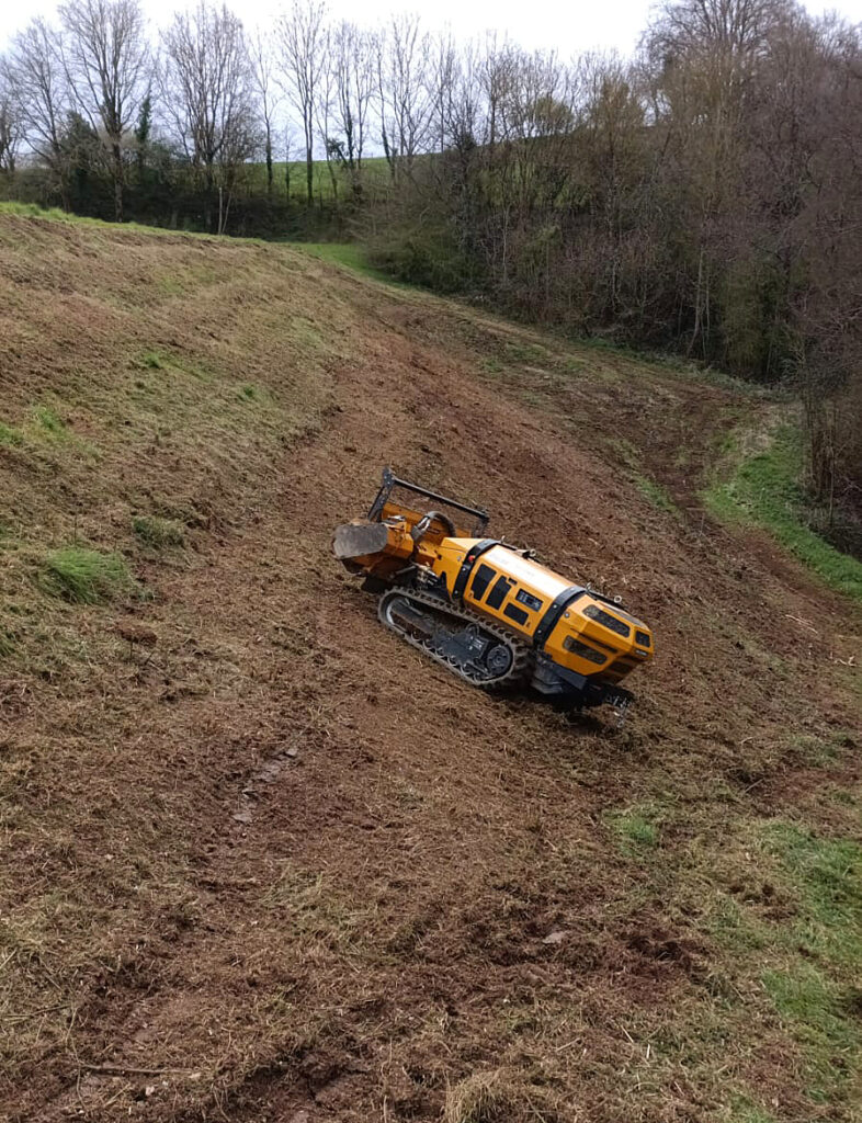 Débroussaillement - Guillier Reboisement. Robot débroussaillement pente