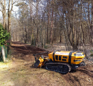 Débroussaillement - Guillier Reboisement. Robot débroussaillement allée maison proche forêt